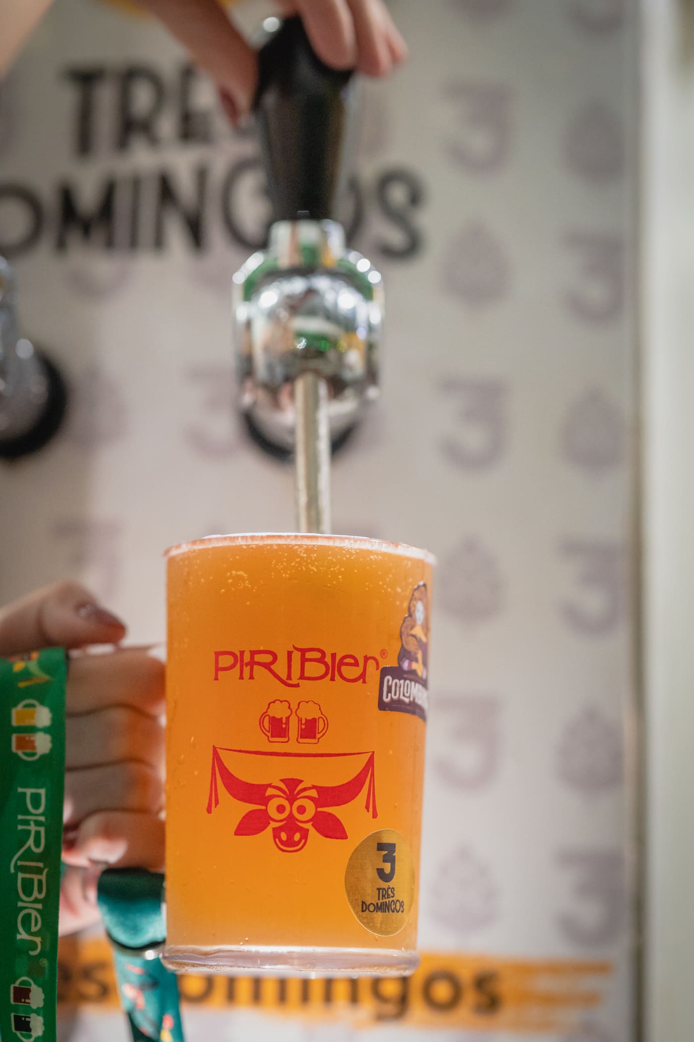 Chope artesanal sendo servido no festival PiriBier